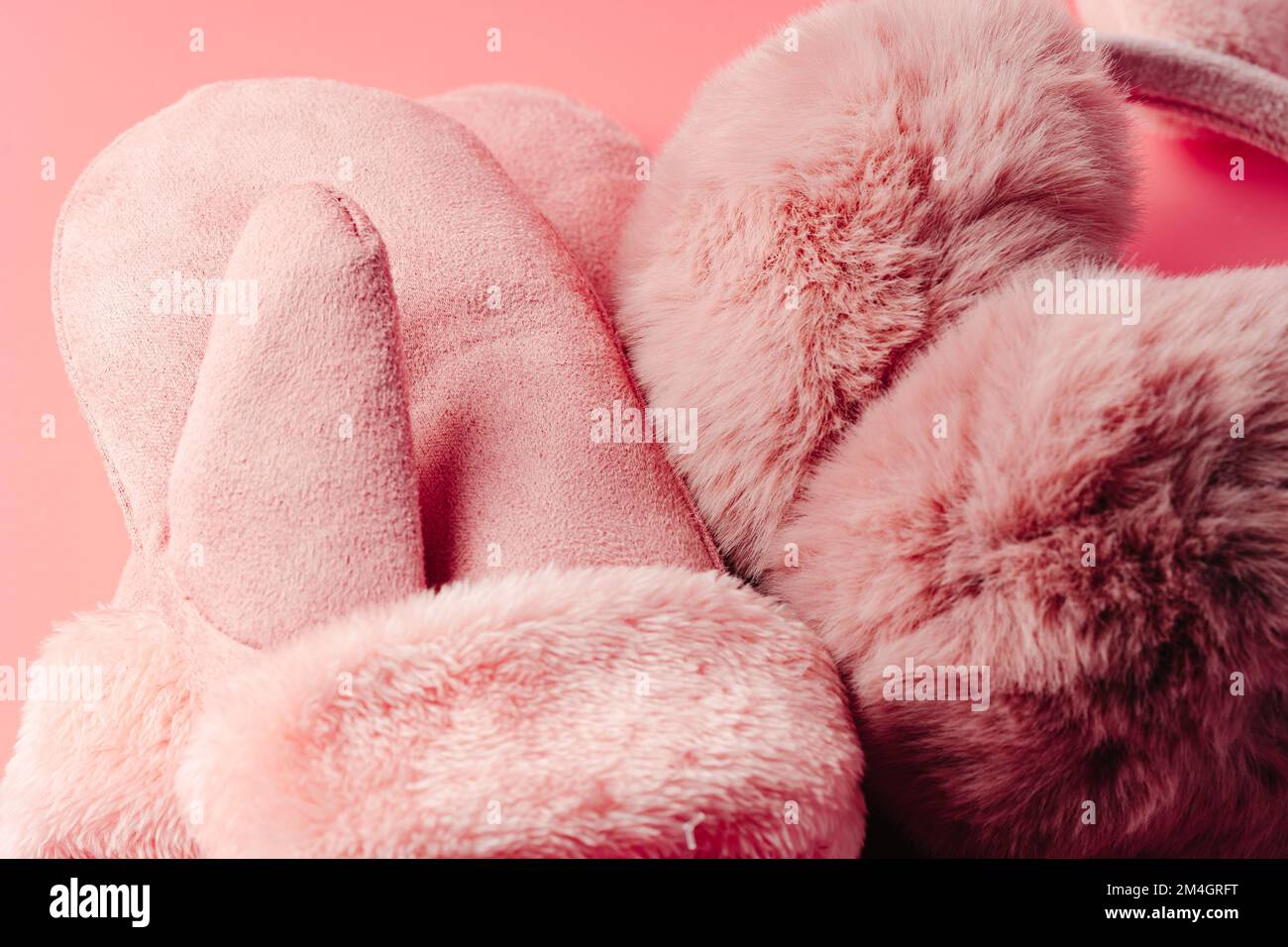 I mitens rosa contro lo studio di sfondo rosa Foto Stock