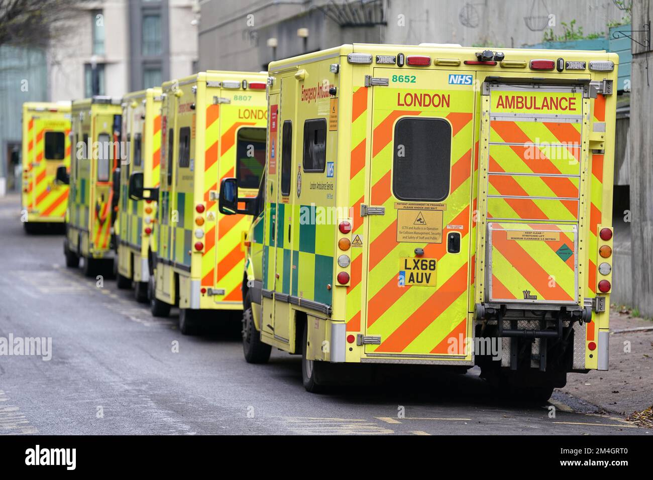 Ambulanze parcheggiate al di fuori della stazione di Waterloo a Londra, mentre paramedici, tecnici di ambulanza e operatori di chiamata escono in Inghilterra e Galles, in uno sciopero coordinato dai sindacati GMB, Unison e Unite su retribuzione e condizioni che influiranno sulle chiamate non pericolose per la vita. Data immagine: Mercoledì 21 dicembre 2022. Foto Stock