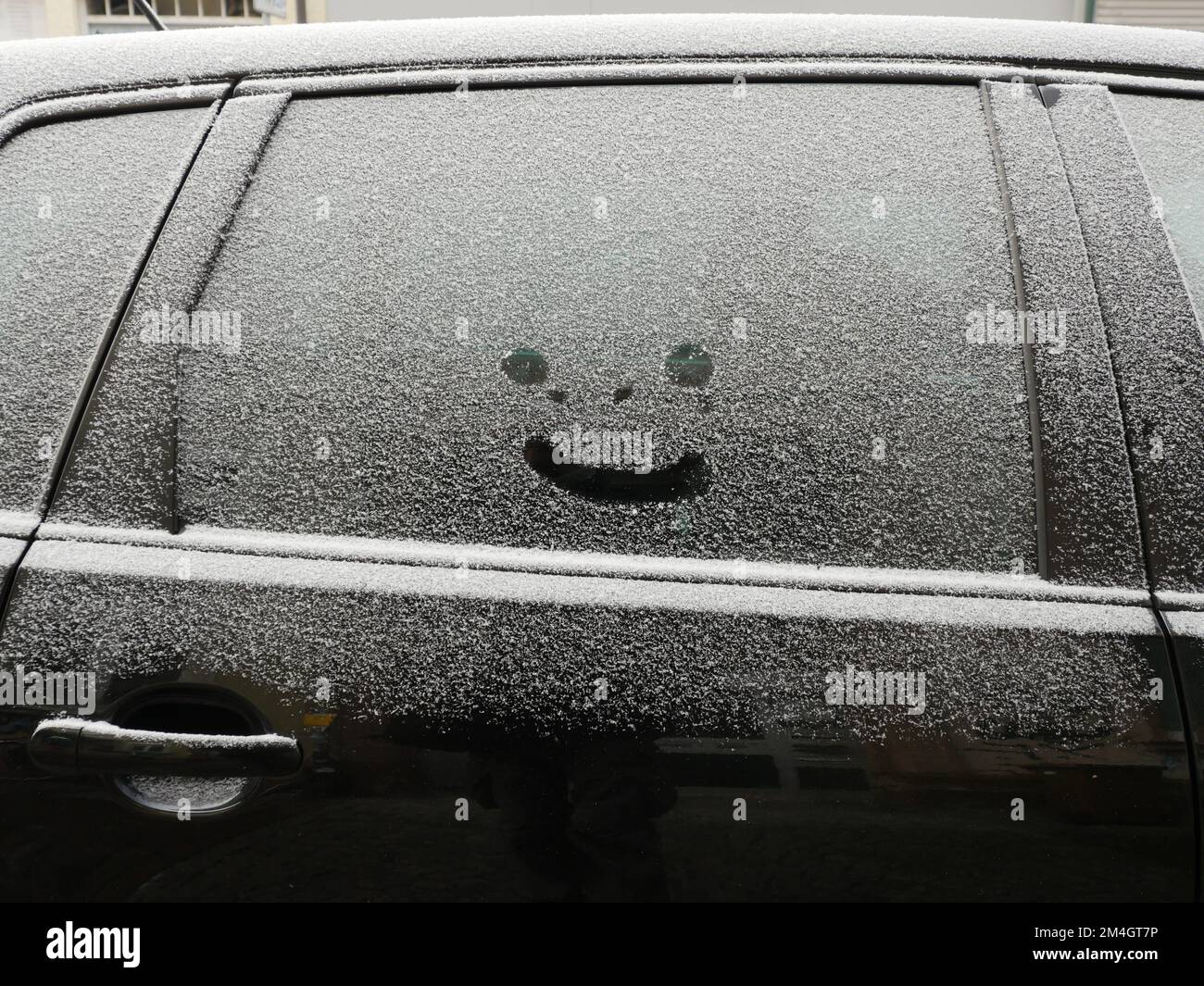 sorridi nella neve sul finestrino dell'auto Foto Stock
