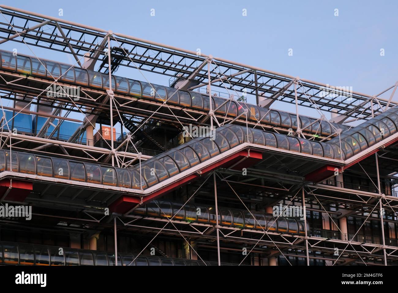 Parigi, Francia - esterno in vetro e acciaio del Centre Pompidou. Architettura high-tech del Museo Nazionale di Arte moderna Sfondo orizzontale. Nessuna persona Foto Stock