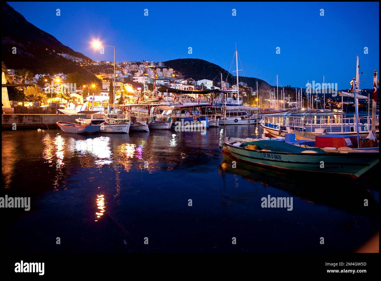 Porto di Kas con barche in Turchia - vvbvanbree fotografie Foto Stock