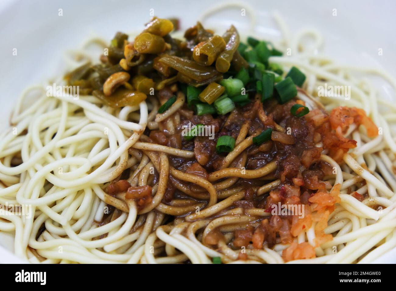 Primo piano tagliatelle calde secche. Una colazione tradizionale di Wuhan,  Hubei, Cina Foto stock - Alamy