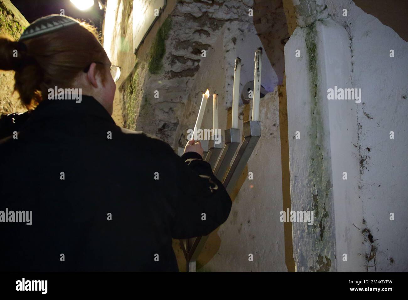 Rabbi Yisroel Piha, in occasione della Vacanza Ebraica di Hannukkah nel centro storico della città della costiera amalfitana. ha acceso la terza candela Foto Stock