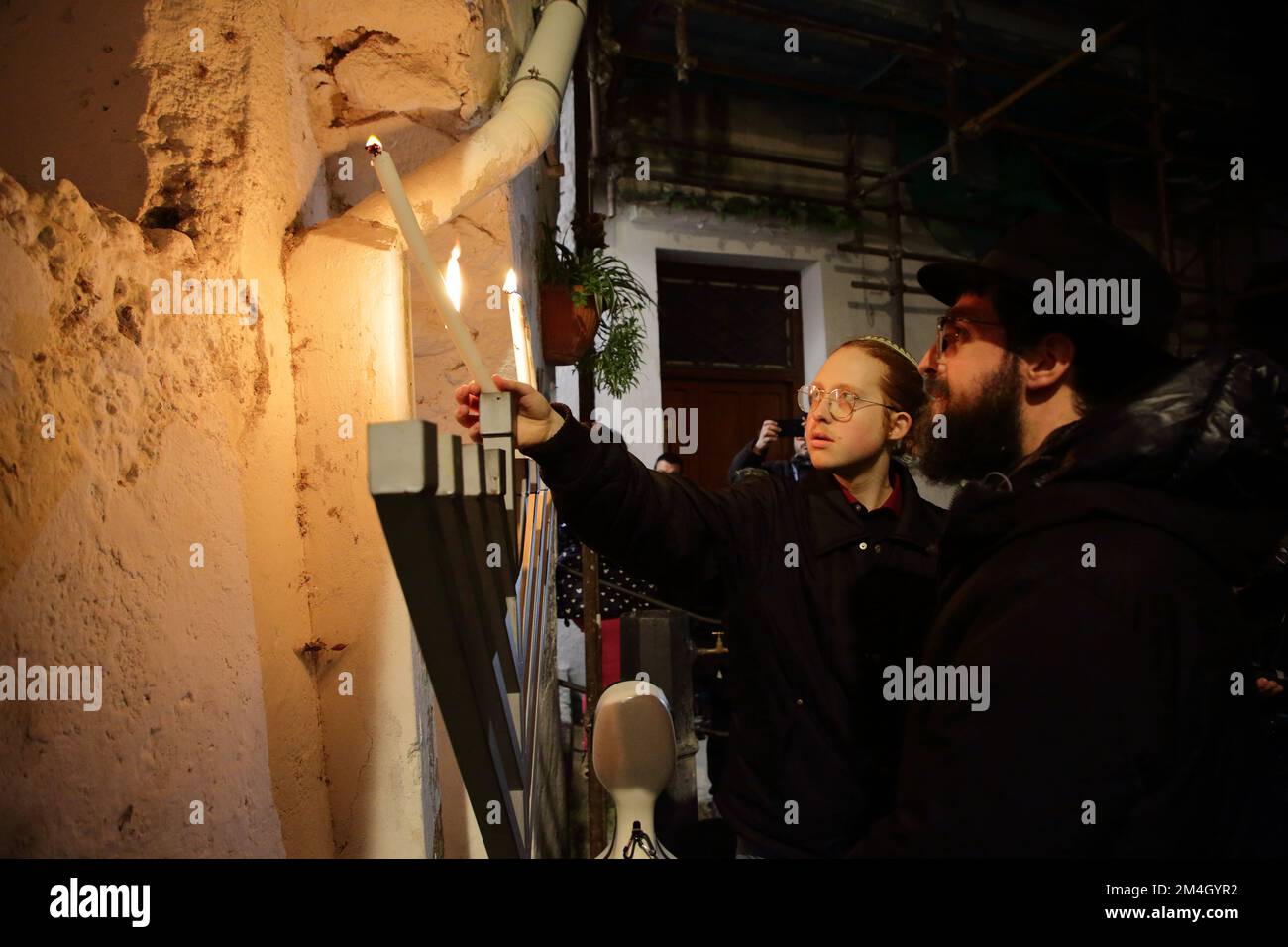 Rabbi Yisroel Piha, in occasione della Vacanza Ebraica di Hannukkah nel centro storico della città della costiera amalfitana. ha acceso la terza candela Foto Stock