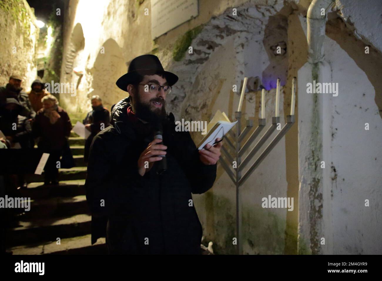 Maiori, Salerno, Italia. 20th Dec, 2022. Maiori, Salerno, Italia - 20 dicembre 2022 : Rabbino Yisroel Piha, in occasione della festa ebraica di Hannukkah (Festa delle luci) nel centro storico della città della costiera amalfitana, ha ricordato l'antica comunità di origine ebraica che viveva a Maiori e nel rabbino Elio Toaff. Per l'occasione ha acceso la terza candela della Menorah di Hannukkah (Candelabra con nove braccia). Il Festival di Hanukkah è iniziato quest'anno il 18 dicembre e si concluderà il 26 dicembre. Durante l'accensione il rabbino cantò canzoni e leggeva brani della tradizione ebraica, sul Decembo Foto Stock