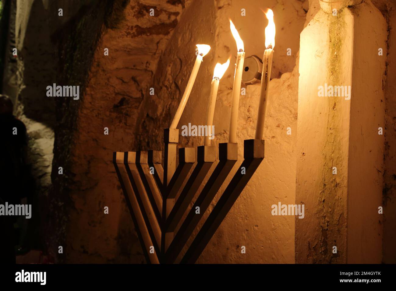 Rabbi Yisroel Piha, in occasione della Vacanza Ebraica di Hannukkah nel centro storico della città della costiera amalfitana. ha acceso la terza candela Foto Stock