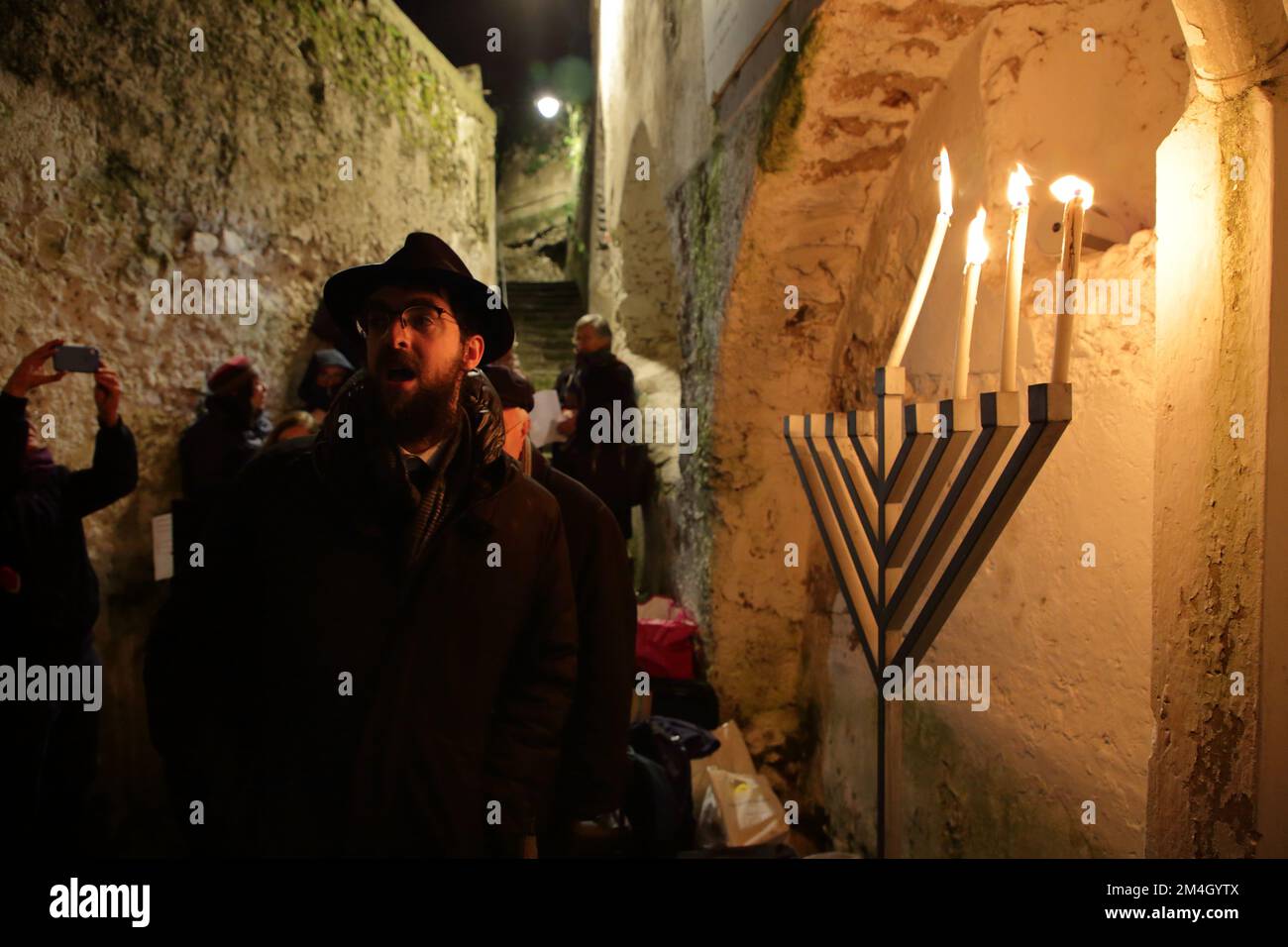 Rabbi Yisroel Piha, in occasione della Vacanza Ebraica di Hannukkah nel centro storico della città della costiera amalfitana. ha acceso la terza candela Foto Stock