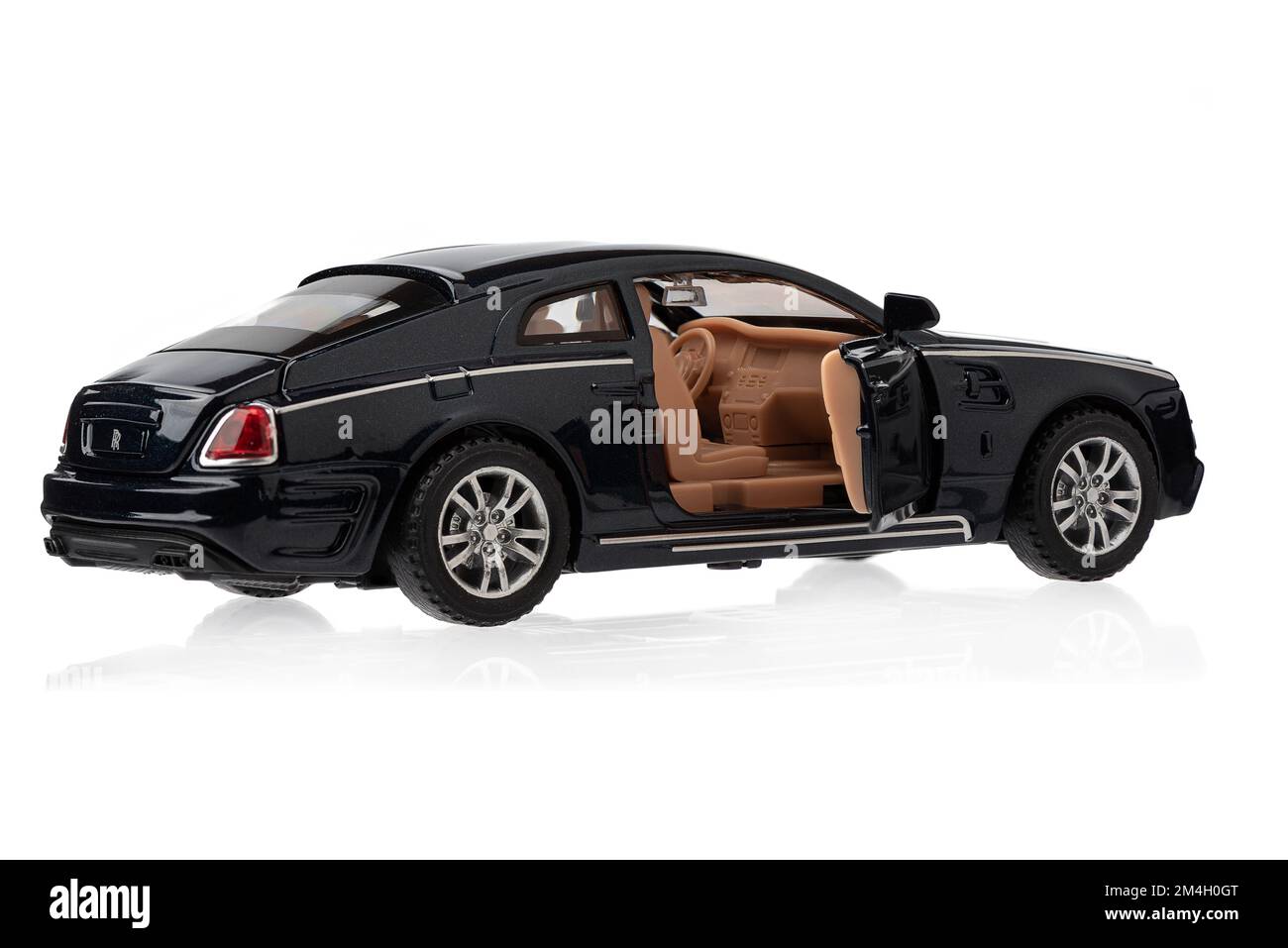 18 dicembre 2022, Mosca, Russia: Modello di auto di lusso Rolls-Royce Phantom con porta passeggero aperta, sfondo bianco. Spazio di copia. Foto Stock