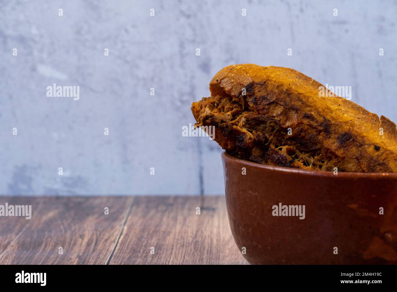 torta de res, piatto tipico messicano, di jalisco con pane salato, peperoncino e cipolla arrosto Foto Stock