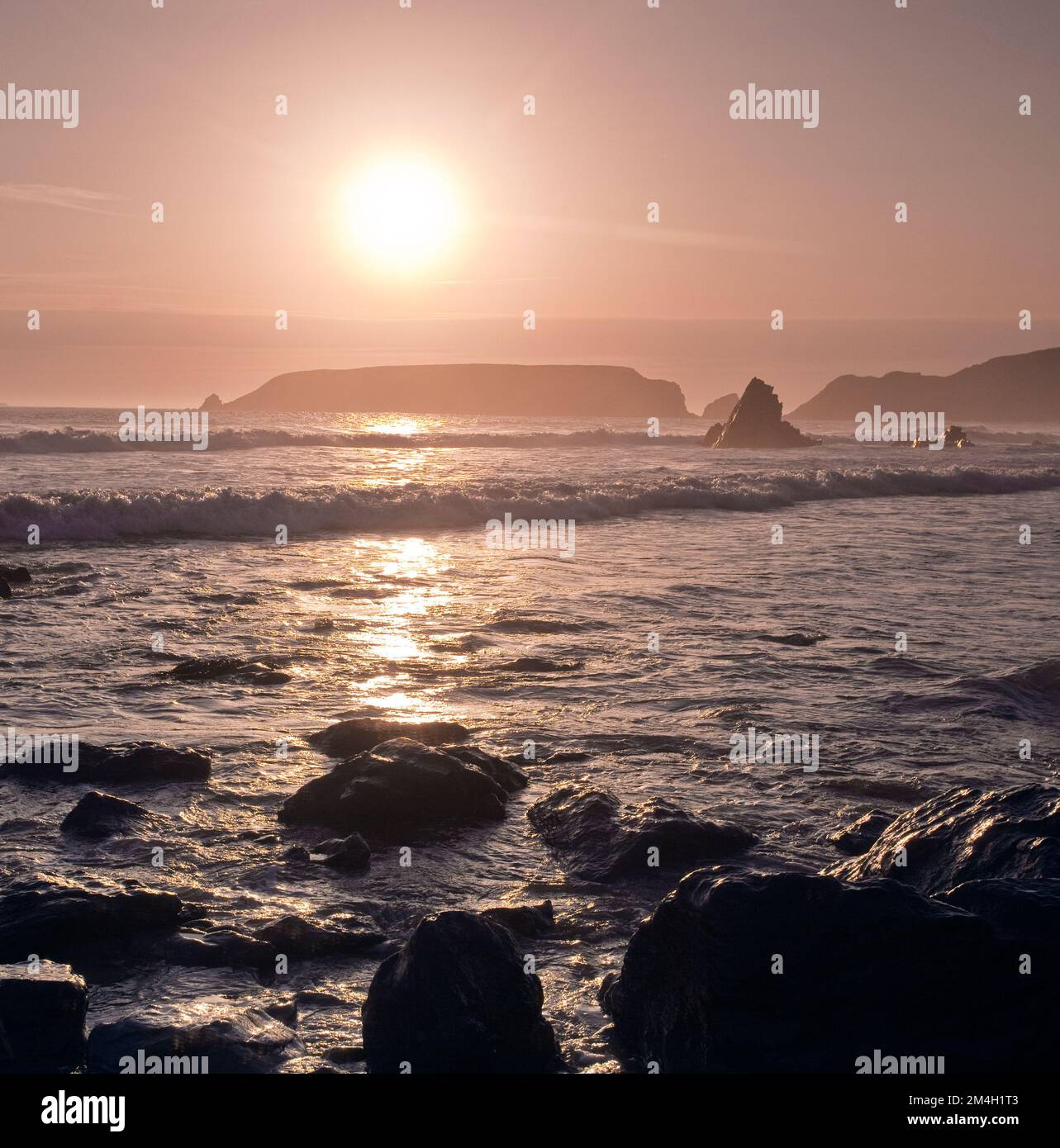 Bellissimo tramonto di fine estate, vista del mare irlandese, Gateholm Island, Raggle Rocks, e splendide rocce scolpite dal mare, lungo Marloes Sands (National Trust) Foto Stock