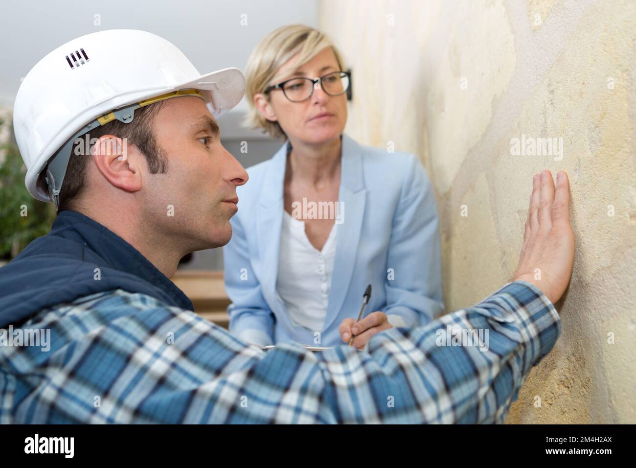 uomo che lavora su un muro di pietra naturale Foto Stock