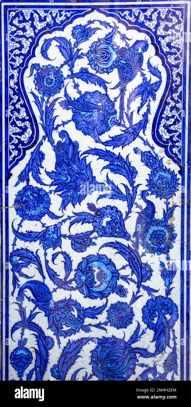 Pannello di piastrelle blu del mitico motivo di fiori e uccelli Phoenix nel Palazzo Topkapi, Istanbul, Turchia. Foto Stock