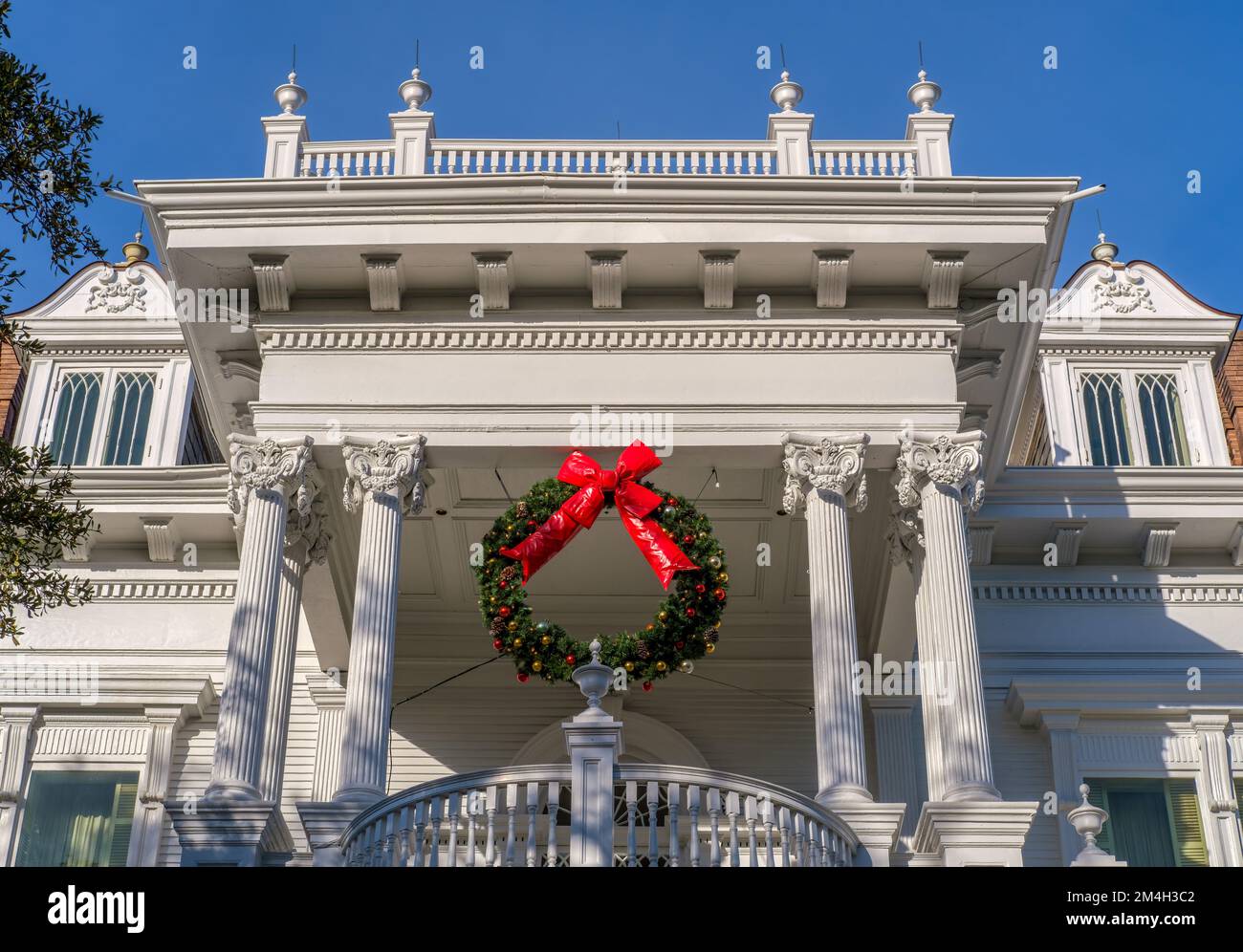 NEW ORLEANS, LA, USA - 18 DICEMBRE 2022: Grande corona con ornamenti che decorano la storica residenza per Natale Foto Stock