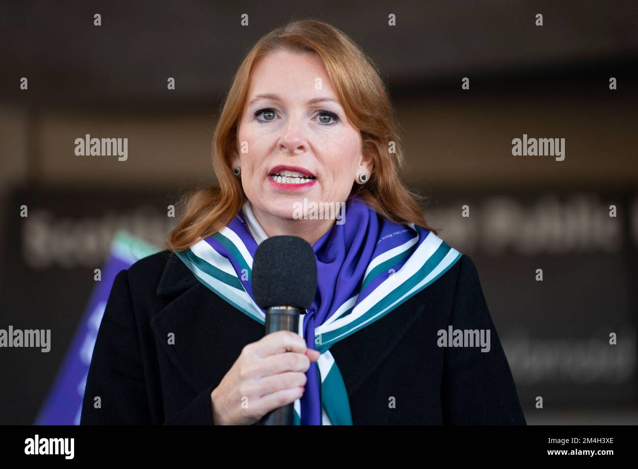 Edimburgo, Scozia, Regno Unito. 21st dicembre 2022. I dimostranti organizzati dal gruppo per le donne in Scozia si riuniscono al di fuori del Parlamento scozzese per attendere la votazione finale sul progetto di legge sulla riforma del riconoscimento di genere (Scozia) che dovrebbe essere approvato oggi. Il progetto di legge vorrebbe che i giovani di allow16 anni cambino legalmente il genere firmando una dichiarazione. Il Gruppo è contrario al progetto di legge. Iain Masterton/Alamy Live News Foto Stock