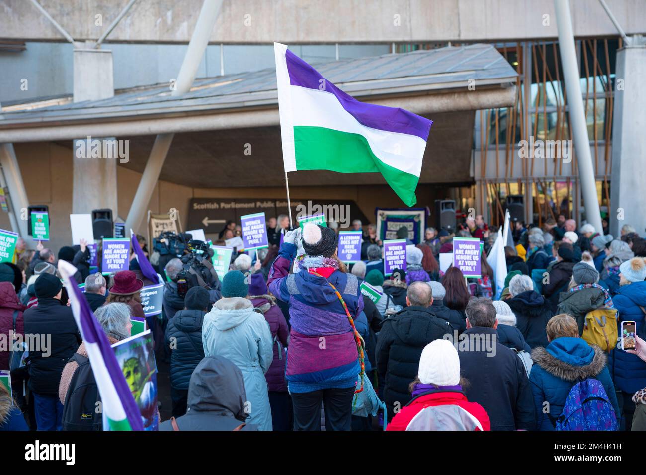 Edimburgo, Scozia, Regno Unito. 21st dicembre 2022. I dimostranti organizzati dal gruppo per le donne in Scozia si riuniscono al di fuori del Parlamento scozzese per attendere la votazione finale sul progetto di legge sulla riforma del riconoscimento di genere (Scozia) che dovrebbe essere approvato oggi. Il progetto di legge vorrebbe che i giovani di allow16 anni cambino legalmente il genere firmando una dichiarazione. Il Gruppo è contrario al progetto di legge. Iain Masterton/Alamy Live News Foto Stock