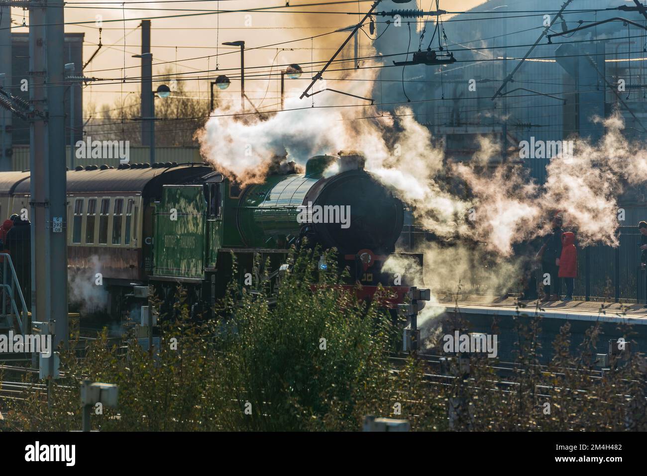 The Pennine Moors Christmas Cracker (Leicester - Blackburn) haluled by a vapore Locomotive Mayfower at Warrington. Foto Stock