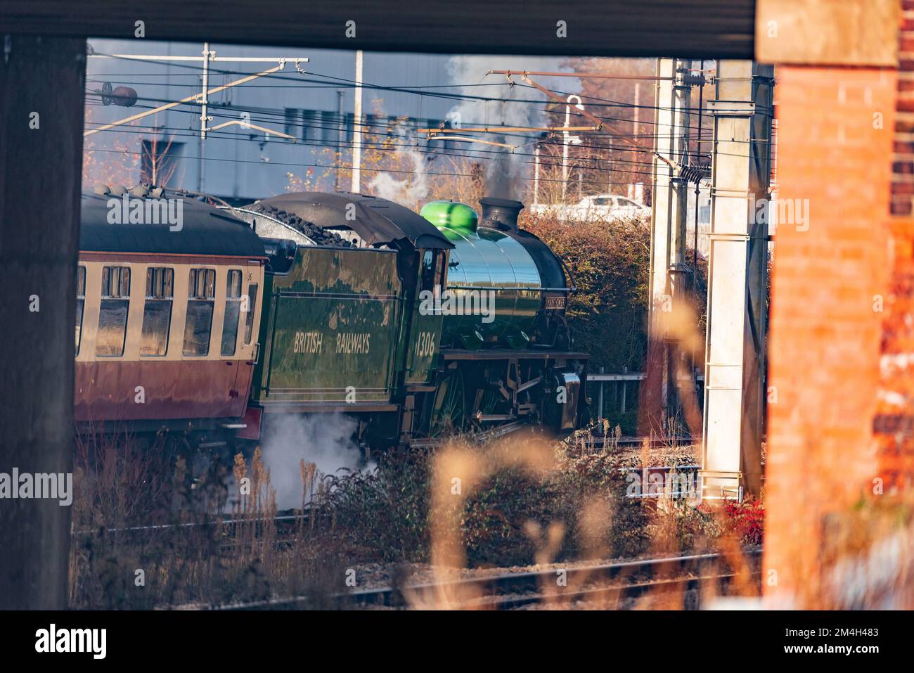 The Pennine Moors Christmas Cracker (Leicester - Blackburn) haluled by a vapore Locomotive Mayfower at Warrington. Foto Stock