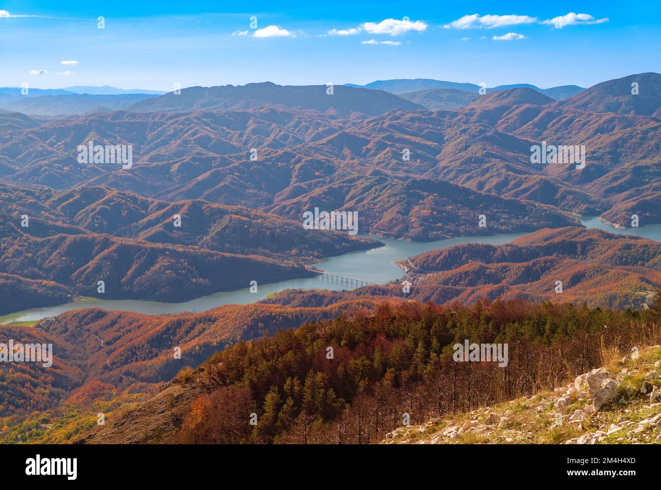 Monte la Serra (Italia) - la cima dei Monti del Cicolano, a fianco del lago Rieti e Salto, durante il fogliame autunnale, con gli escursionisti e la grotta di S. Filippa Foto Stock