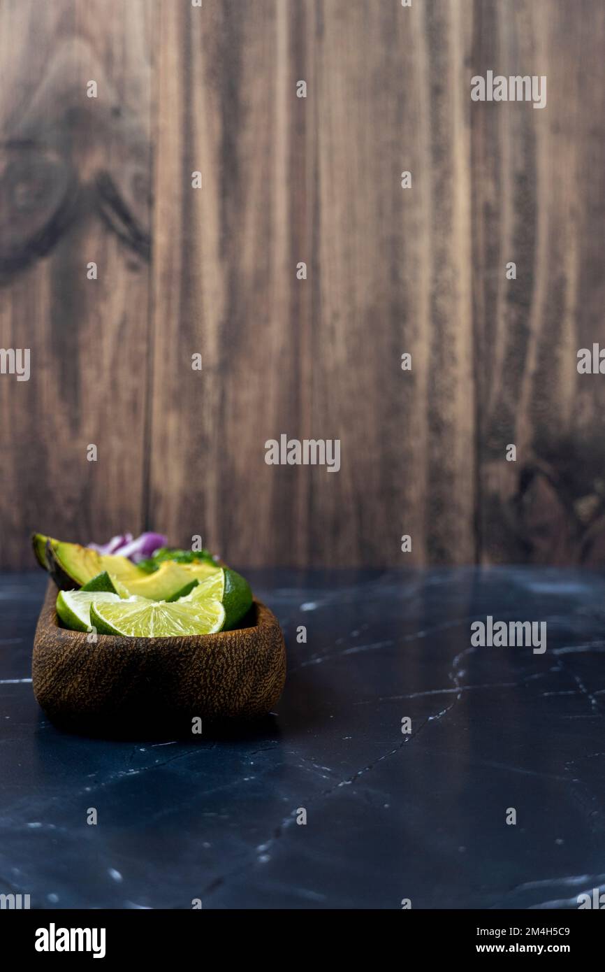 avocado, cipolla e coriandolo, per accompagnare la carne nel suo succo, piatti tipici messicani Foto Stock