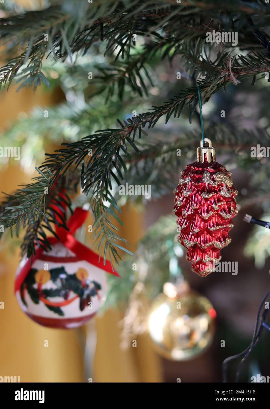 Bellissimi ornamenti natalizi su un albero di Natale. Foto in primo piano di palline di Natale. Foto Stock