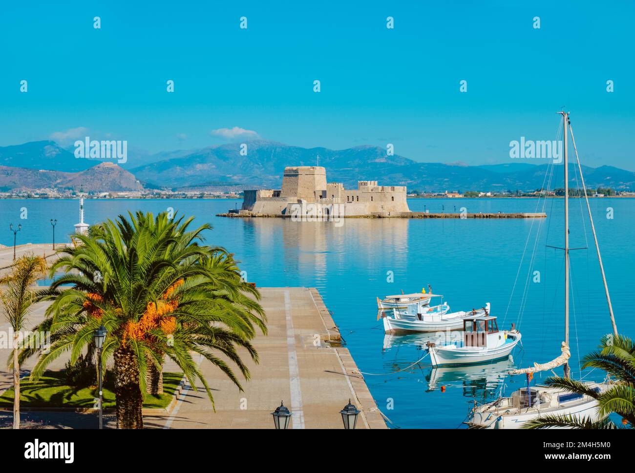 Vista sul porto di Napflio e del castello di Bourtzi nel Mar Egeo, in Grecia Foto Stock