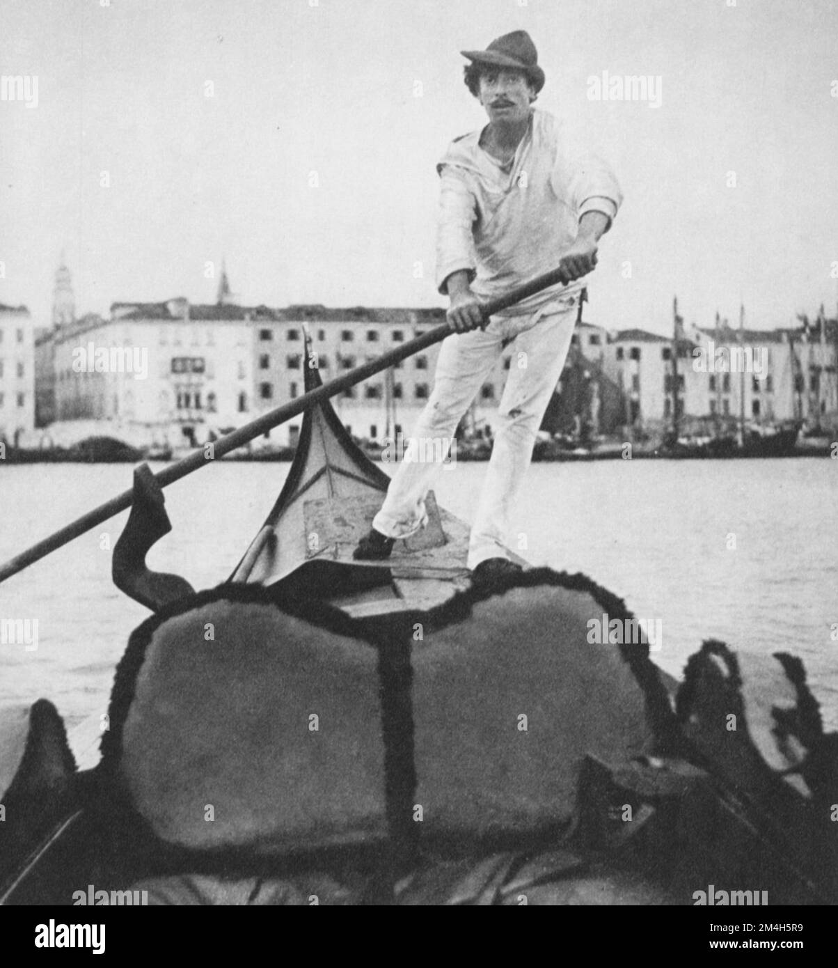 Giuseppe Primoli fotografo italiano - gondoliere - 1889 - Gondoliere in gondola sui canali di Venezia - 1889 Foto Stock