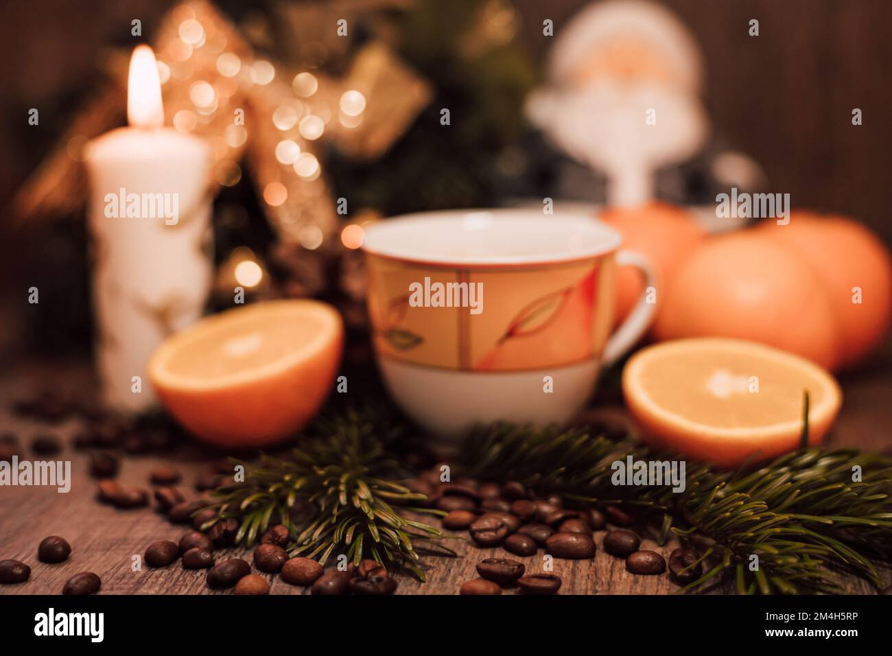 Natale composizione tazza di caffè, frutta, candela su un tavolo di legno Foto Stock