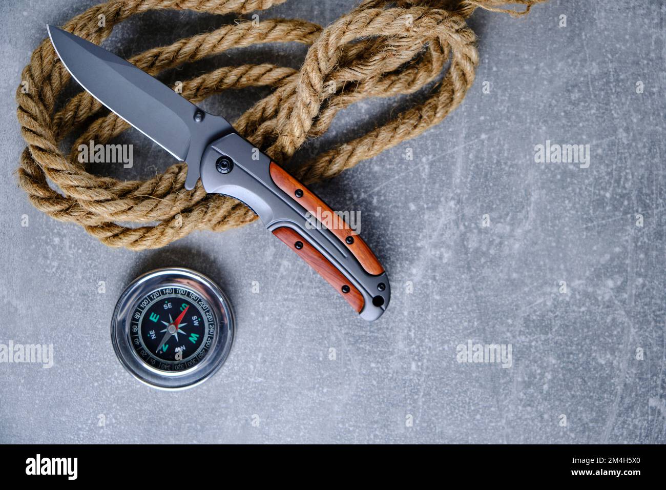 Coltello tattico pieghevole per sopravvivenza, corda e bussola, kit di  sopravvivenza in condizioni difficili Foto stock - Alamy