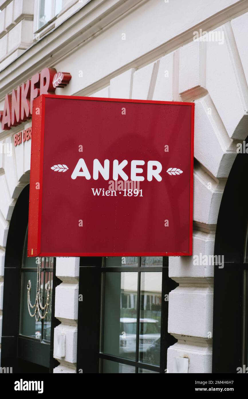 Vienna, Austria - 28 agosto 2022: Un segno Anker, appeso alla facciata di una delle franchise di questa catena di panetteria fondata nel 1891, a Vienna, Au Foto Stock