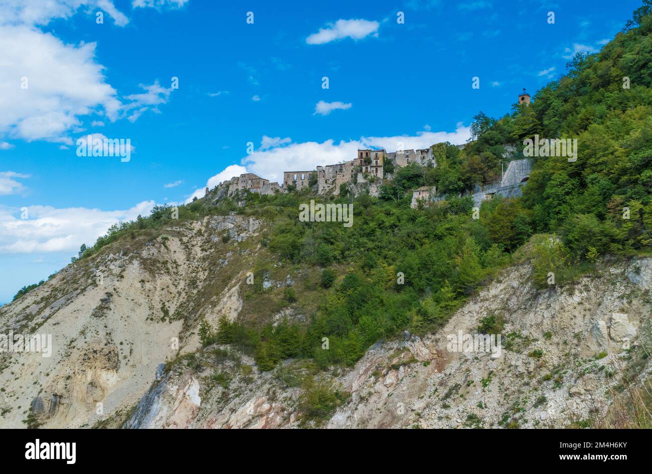 Montebello sul Sangro (Abruzzo, Italia) - Piccolo borgo in provincia di Chieti famoso per la città fantasma di Buonanotte, abbandonato dopo una frana Foto Stock