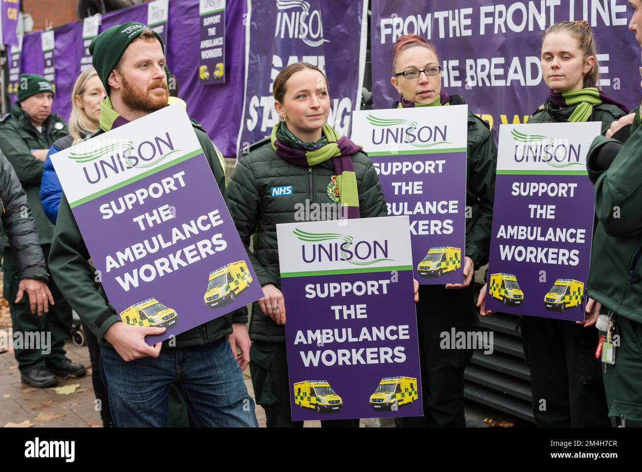 Londra, Regno Unito. 21st dicembre 2022. I lavoratori delle ambulanze si uniscono alla linea di picket fuori dalla stazione di Waterloo Ambulance nel centro di Londra durante l'azione di sciopero più grande in 30 anni. Oggi, 25.000 operatori di ambulanza escono in un'azione di sciopero coordinata da Unite, Unison e GMB sindacati in una disputa sulla retribuzione insieme con paramedici, 999 operatori di chiamata e assistenti di emergenza a 10 dei 11 trust in Inghilterra e Galles. Credit: Wiktor Szymanowicz/Alamy Live News Foto Stock