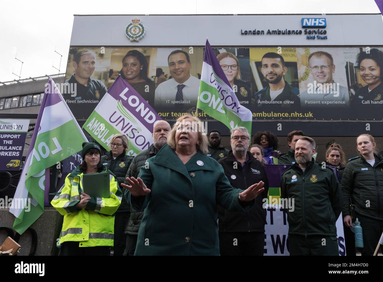 Londra, Regno Unito. 21st dicembre 2022. IL Segretario Generale DELL'UNISONO Christina Mcannea si unisce ai lavoratori delle ambulanze sulla linea del picket fuori dalla stazione di Waterloo Ambulance nel centro di Londra durante l'azione di sciopero più grande in 30 anni. Oggi, 25.000 operatori di ambulanza escono in un'azione di sciopero coordinata da Unite, Unison e GMB sindacati in una disputa sulla retribuzione insieme con paramedici, 999 operatori di chiamata e assistenti di emergenza a 10 dei 11 trust in Inghilterra e Galles. Credit: Wiktor Szymanowicz/Alamy Live News Foto Stock