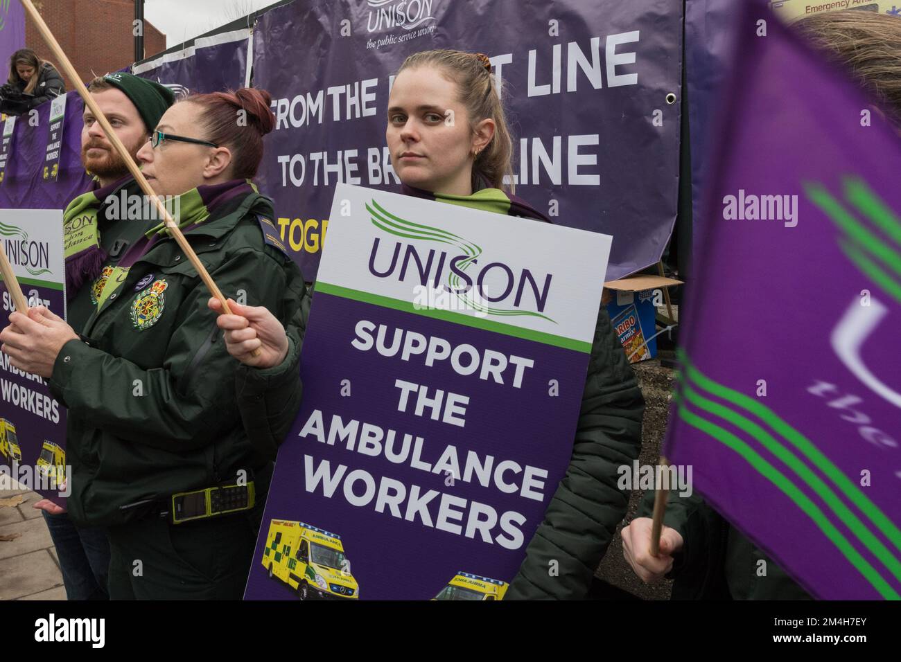 Londra, Regno Unito. 21st dicembre 2022. I lavoratori delle ambulanze si uniscono alla linea di picket fuori dalla stazione di Waterloo Ambulance nel centro di Londra durante l'azione di sciopero più grande in 30 anni. Oggi, 25.000 operatori di ambulanza escono in un'azione di sciopero coordinata da Unite, Unison e GMB sindacati in una disputa sulla retribuzione insieme con paramedici, 999 operatori di chiamata e assistenti di emergenza a 10 dei 11 trust in Inghilterra e Galles. Credit: Wiktor Szymanowicz/Alamy Live News Foto Stock