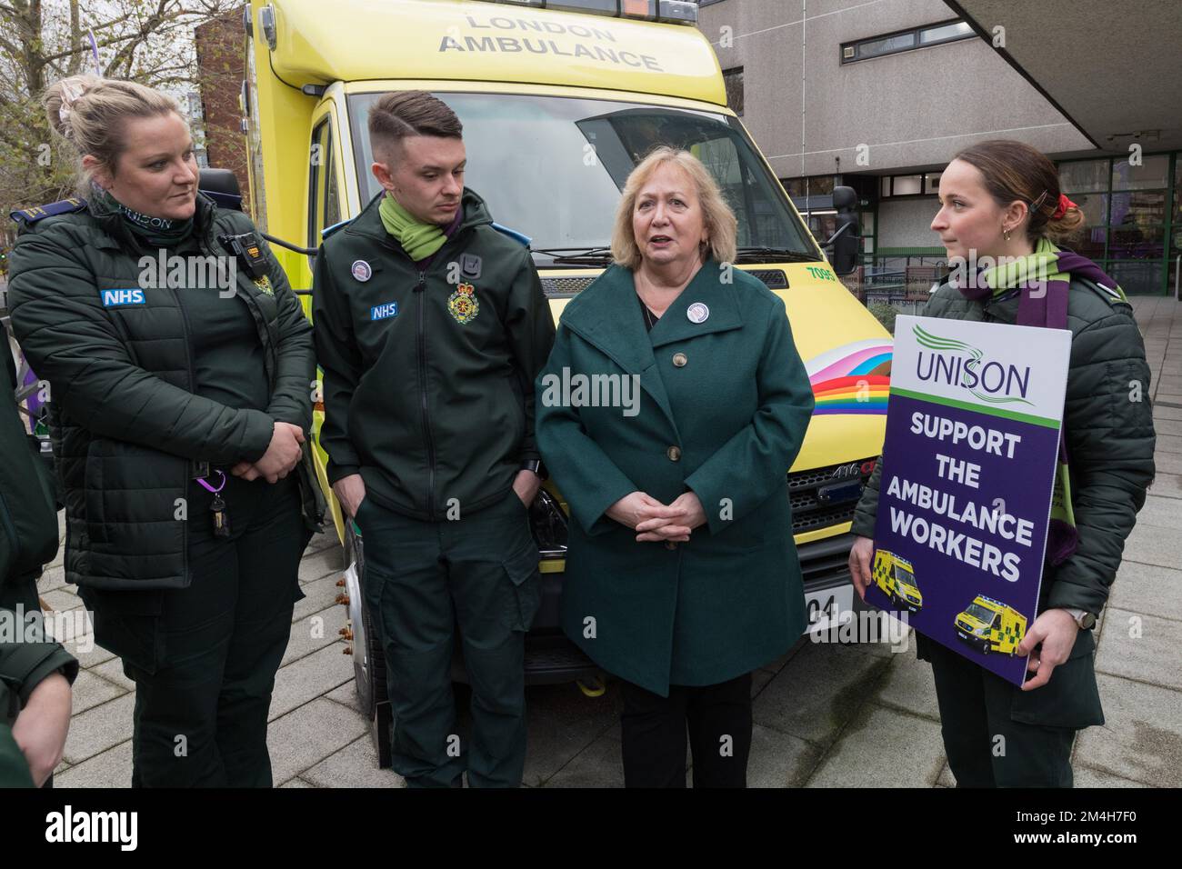 Londra, Regno Unito. 21st dicembre 2022. IL Segretario Generale DELL'UNISONO Christina Mcannea si unisce ai lavoratori delle ambulanze sulla linea del picket fuori dalla stazione di Waterloo Ambulance nel centro di Londra durante l'azione di sciopero più grande in 30 anni. Oggi, 25.000 operatori di ambulanza escono in un'azione di sciopero coordinata da Unite, Unison e GMB sindacati in una disputa sulla retribuzione insieme con paramedici, 999 operatori di chiamata e assistenti di emergenza a 10 dei 11 trust in Inghilterra e Galles. Credit: Wiktor Szymanowicz/Alamy Live News Foto Stock