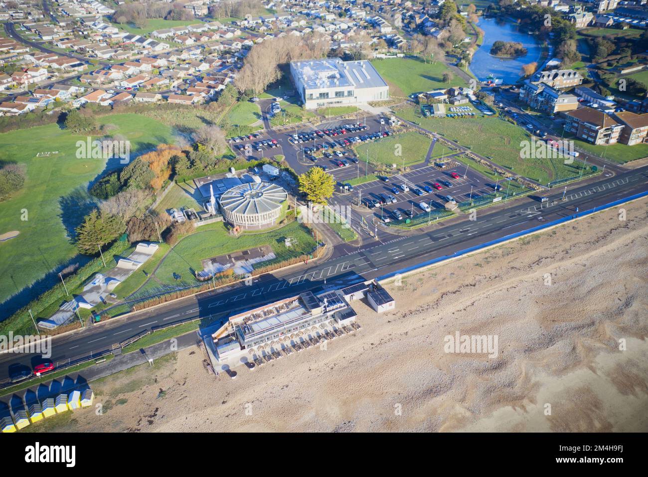 Foto aerea di East Beach a Littlehampton da sopra il mare verso il Beach Cafe e l'edificio degli sport acquatici accanto al Mewsbrook Park. Foto Stock