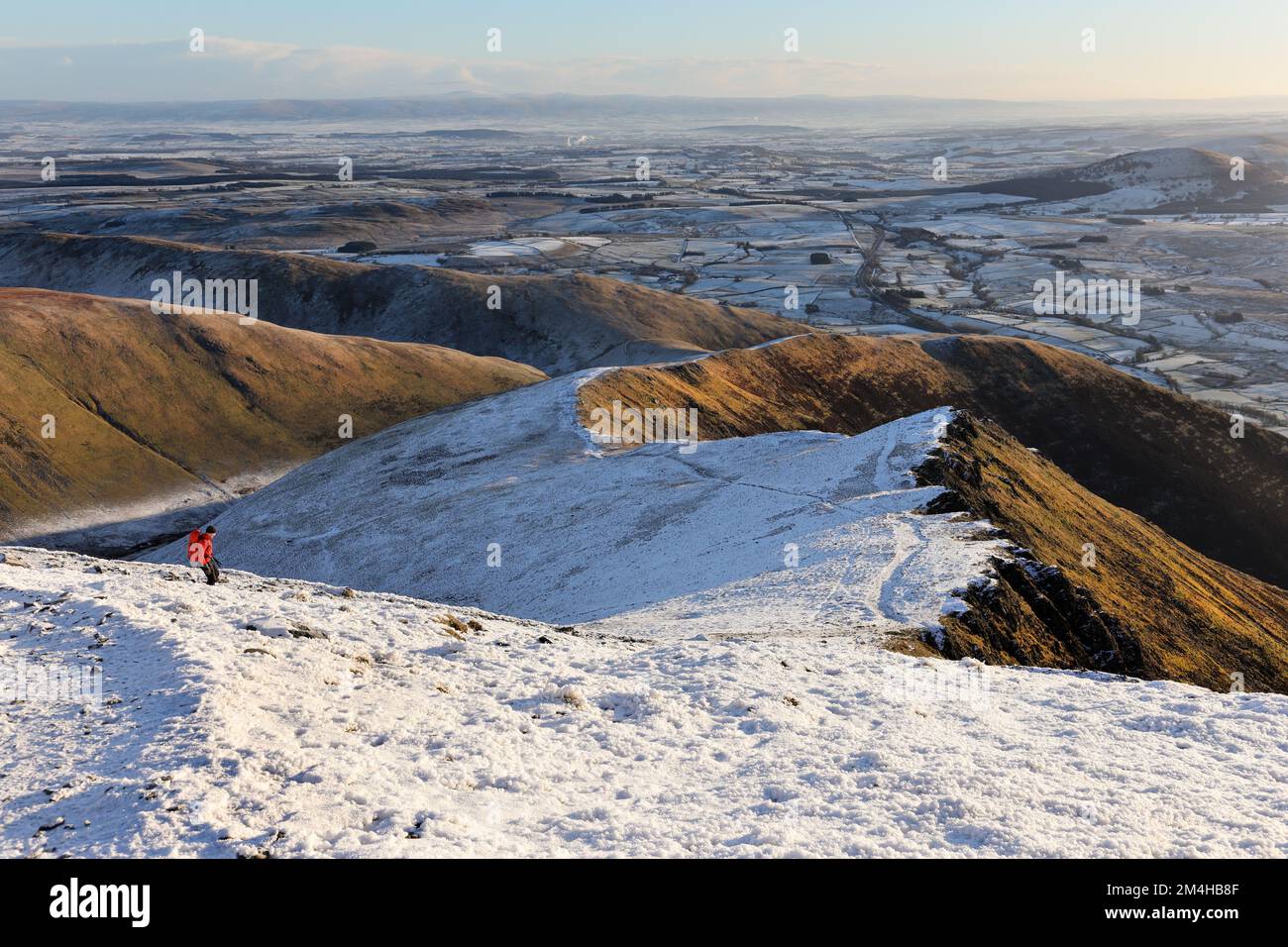 Scale cadde e la vista verso le Pennine dalle pendici superiori di Blencathra in inverno, Lake District, Cumbria, Regno Unito Foto Stock