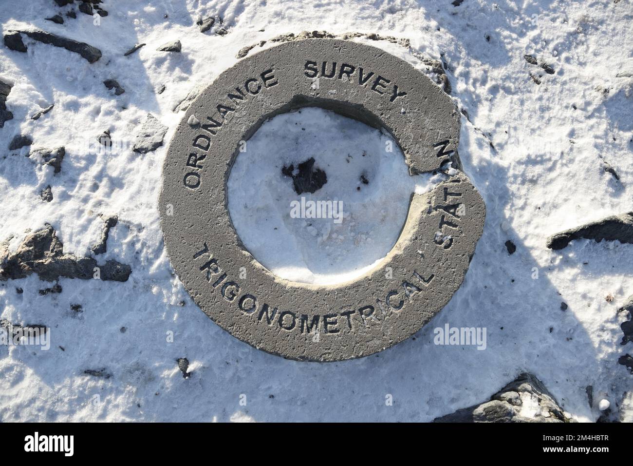 Ordnance Survey Trigonometrical Station Ring (in sostituzione del precedente che è stato vandalizzato) sul Summit di Blencathra, Lake District, UK Foto Stock