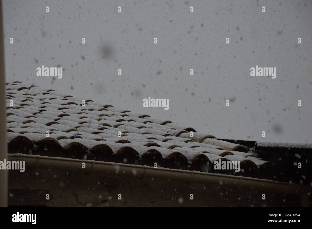 Neve sul tetto della casa Foto Stock