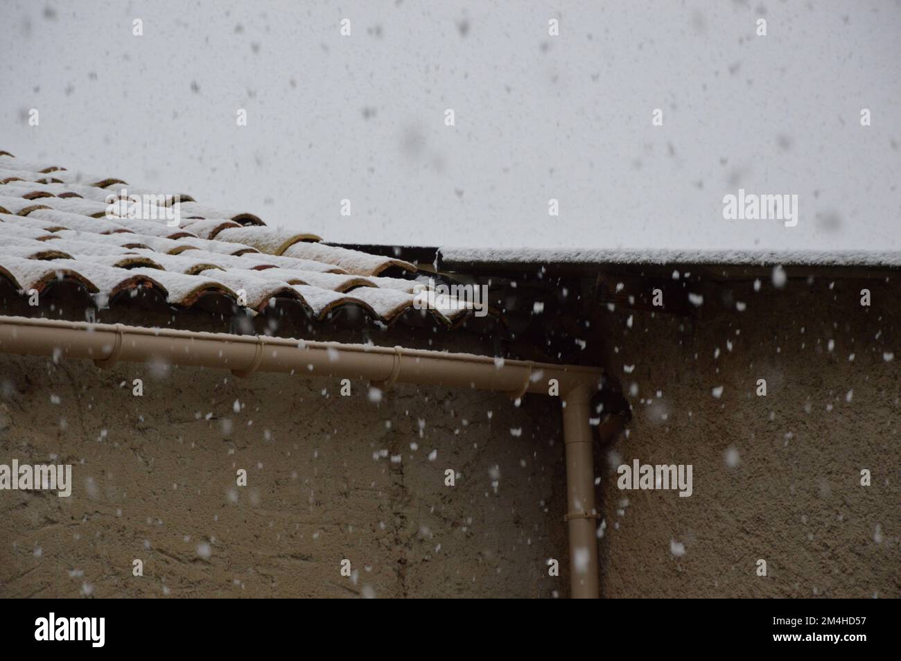 Neve sul tetto della casa Foto Stock