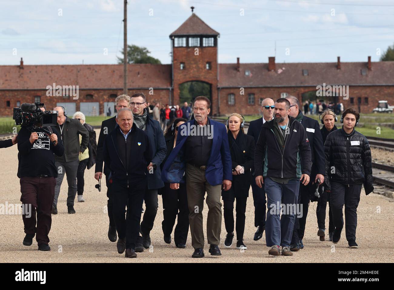 Brzezinka, Polonia. Settembre 28, 2022. Arnold Schwarzenegger durante la sua visita nel campo di concentramento di Auschwitz II-Birkenau. Foto Stock