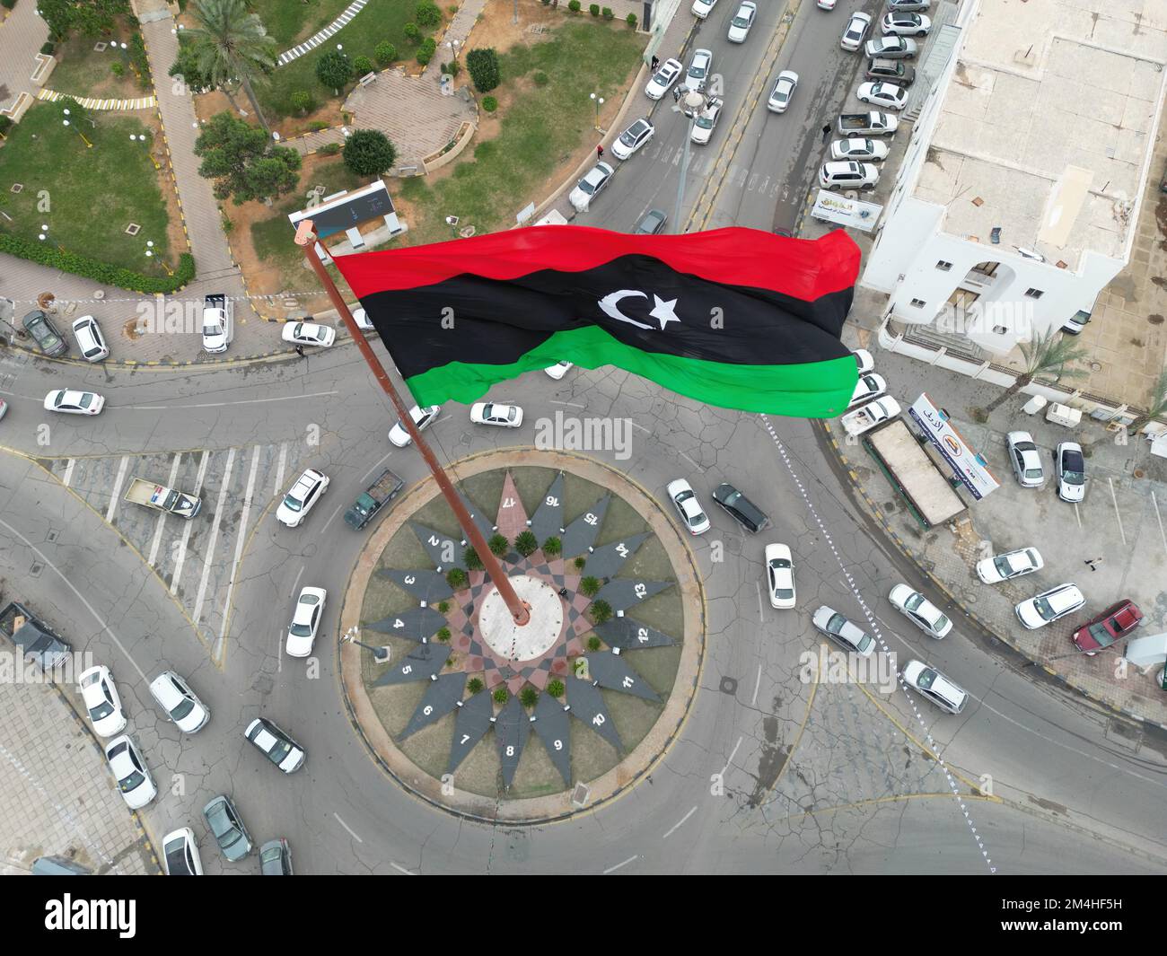 (NOTA DELL'EDITORE: Immagine scattata da un drone)le onde della bandiera libica nel centro della città di Merrata, Libia. (Foto di Islam Alatrash/SOPA Images/Sipa USA) Credit: Sipa USA/Alamy Live News Foto Stock