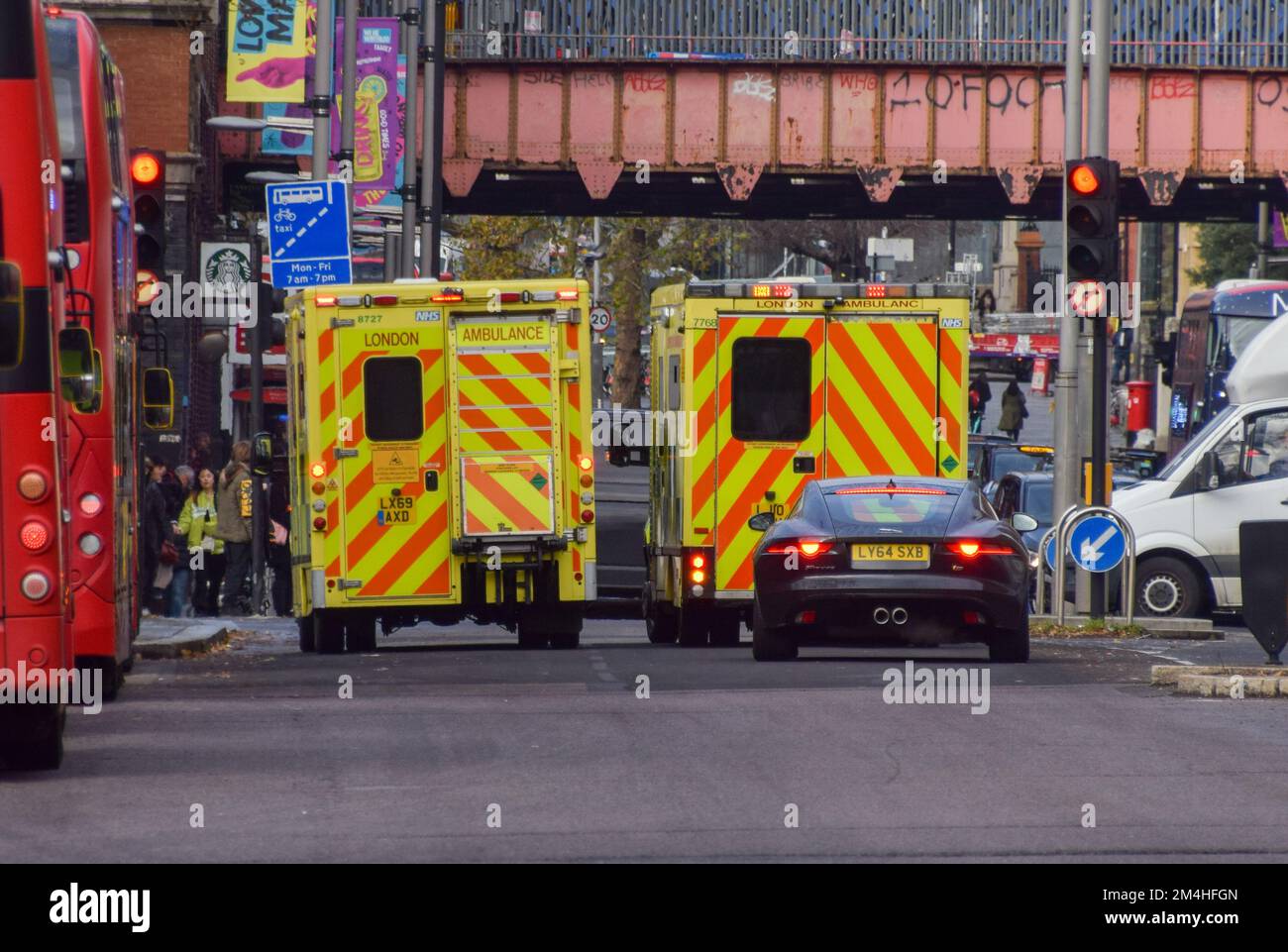 Londra, Regno Unito. 21st dicembre 2022. Le ambulanze passano nel centro di Londra, mentre migliaia di ambulanze e paramedici iniziano il loro sciopero in una disputa sulla retribuzione e sulle condizioni. Credit: Vuk Valcic/Alamy Live News Foto Stock