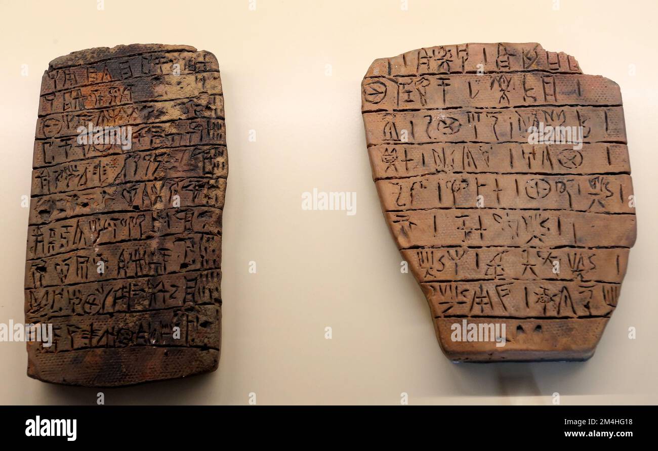 A sinistra è una tavoletta tipo pagina con scritta lineare B di Pylos, Messenea, 13th ° secolo e tavoletta con scritta lineare B dal palazzo di Cnosso. 1375 B.C Foto Stock