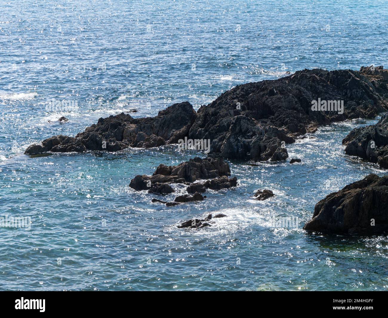 Rocce tra acqua di mare, paesaggio marino, formazione rocciosa sul mare. Foto Stock