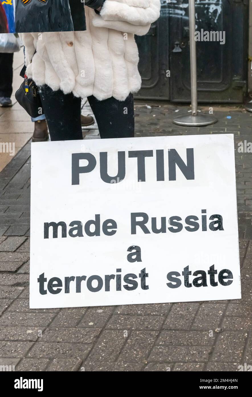 Putin Ucraina invasione - fermare Putin manifestanti con cartelloni St. Albans Hertfordshire Regno Unito Dicembre 2022 Foto Stock