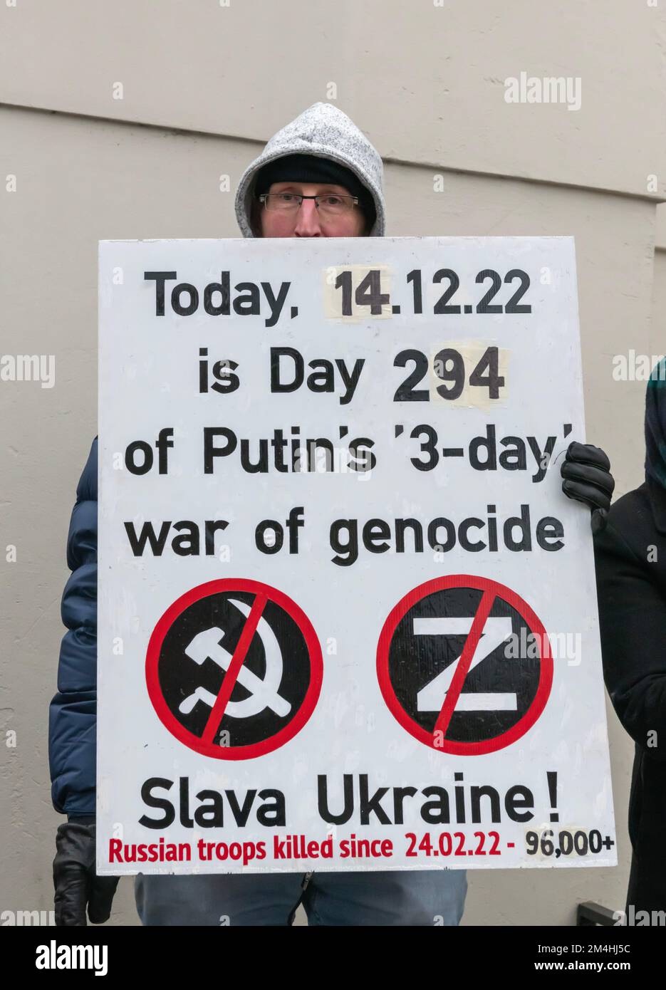 Putin Ucraina invasione - fermare Putin manifestanti con cartelloni St. Albans Hertfordshire Regno Unito Dicembre 2022 Foto Stock
