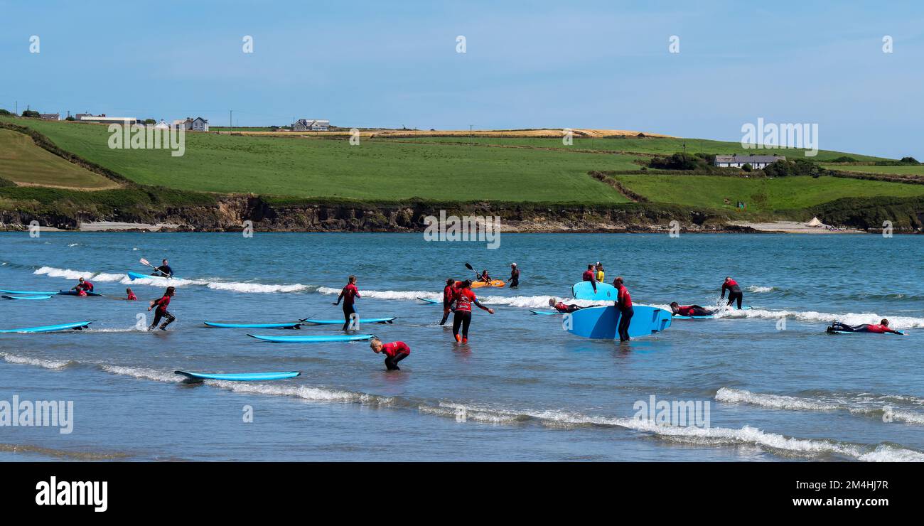 Contea di Cork, Irlanda, 6 agosto 2022. I giovani stanno navigando. Una scuola di surf in Irlanda. La famosa spiaggia di Inchydoney. Persone, spiaggia Foto Stock