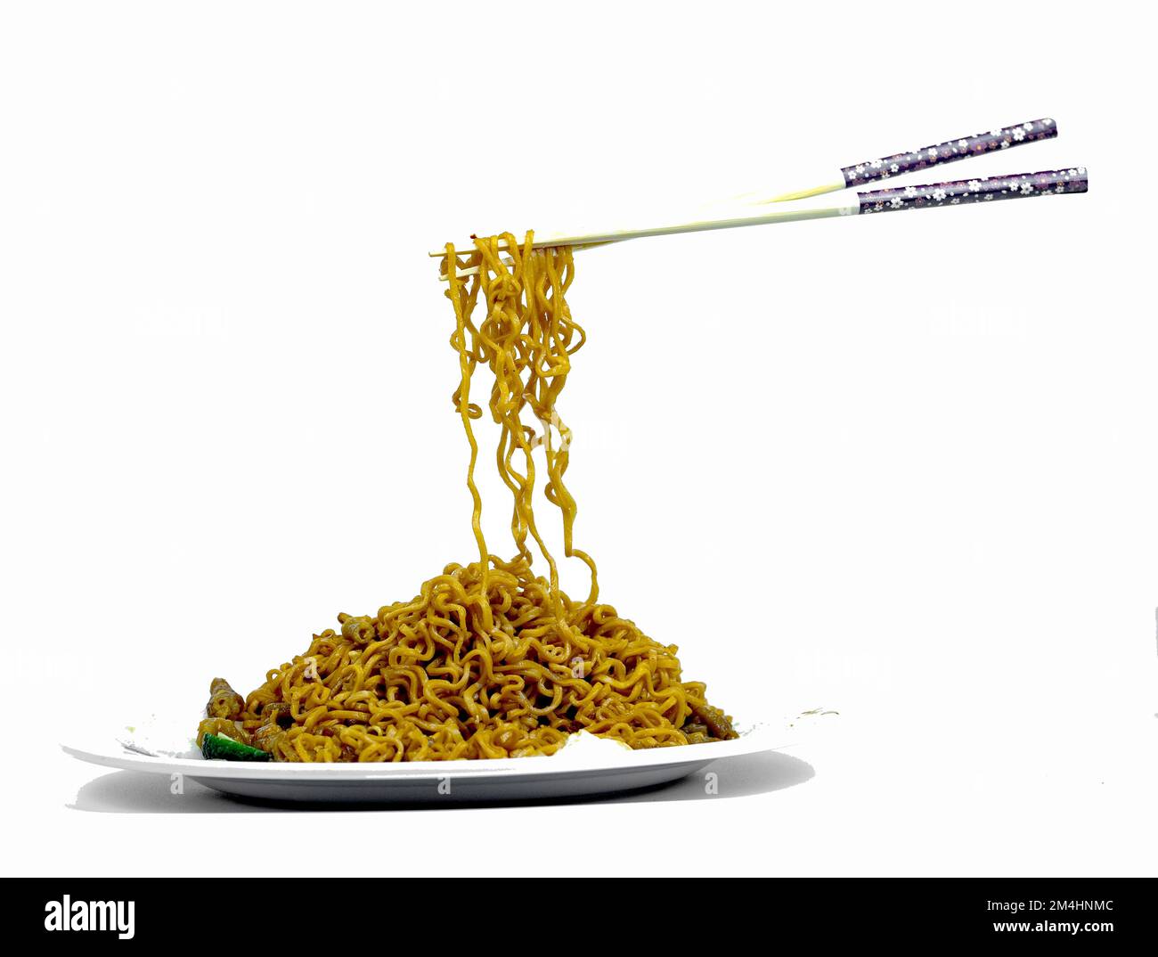Tagliatelle volanti con bacchette. Foto di levitazione. Foto Stock