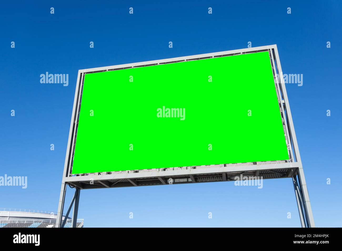 Billboard vuota mockup e modello cornice vuota per il testo del logo sulla strada esterna pubblicità poster schermo verde sfondo città, moderno stile piatto, o Foto Stock