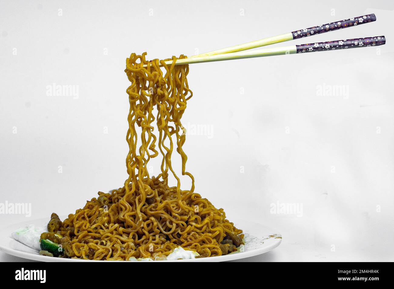 Tagliatelle volanti con bacchette. Foto di levitazione. Foto Stock
